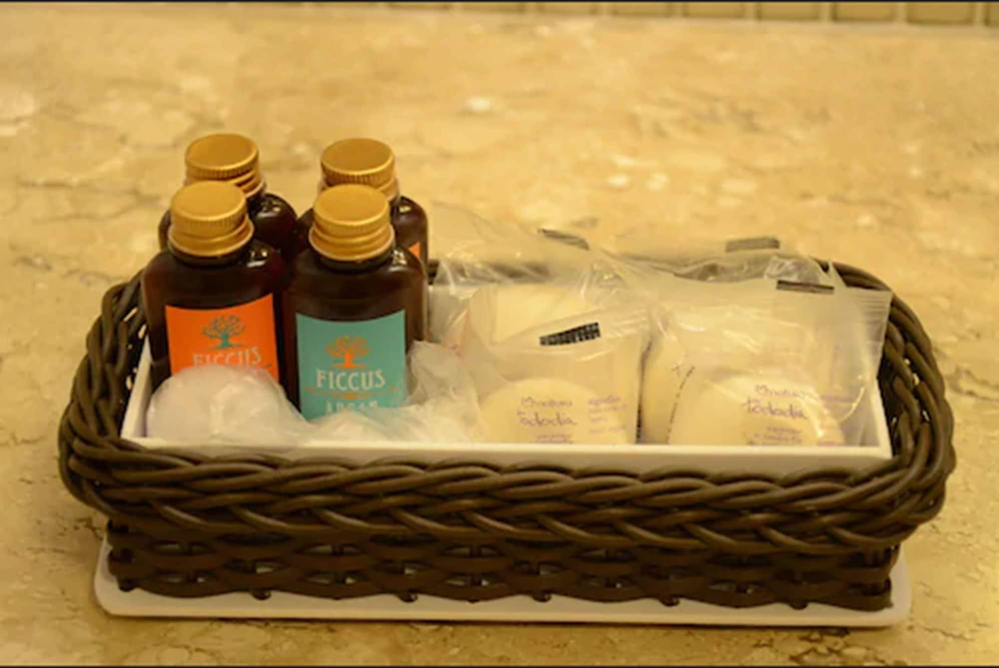 Celebration Resort Olimpia By Hot Beach Bagian luar foto A basket of toiletries